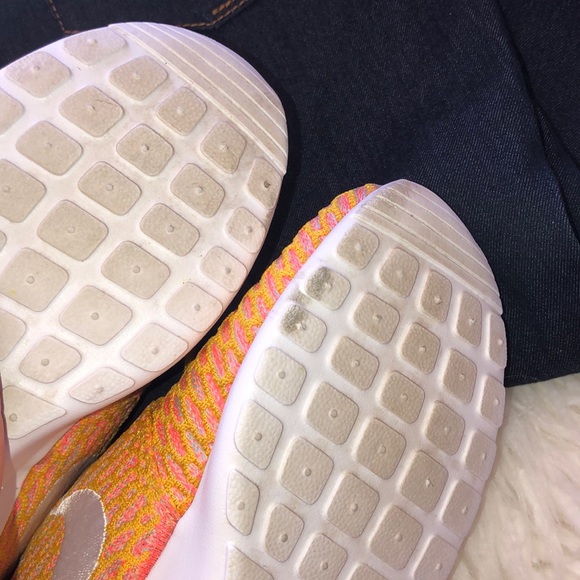 Like new...Nike FlyKnit Roshe Run Shoes. Sz 7 - Picture 7 of 11